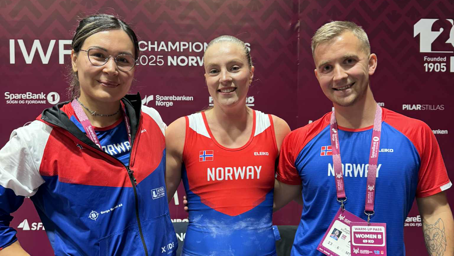 Julia Jordanger Loen med trenerteamet Natalia Priscepa og Runar Klungervik