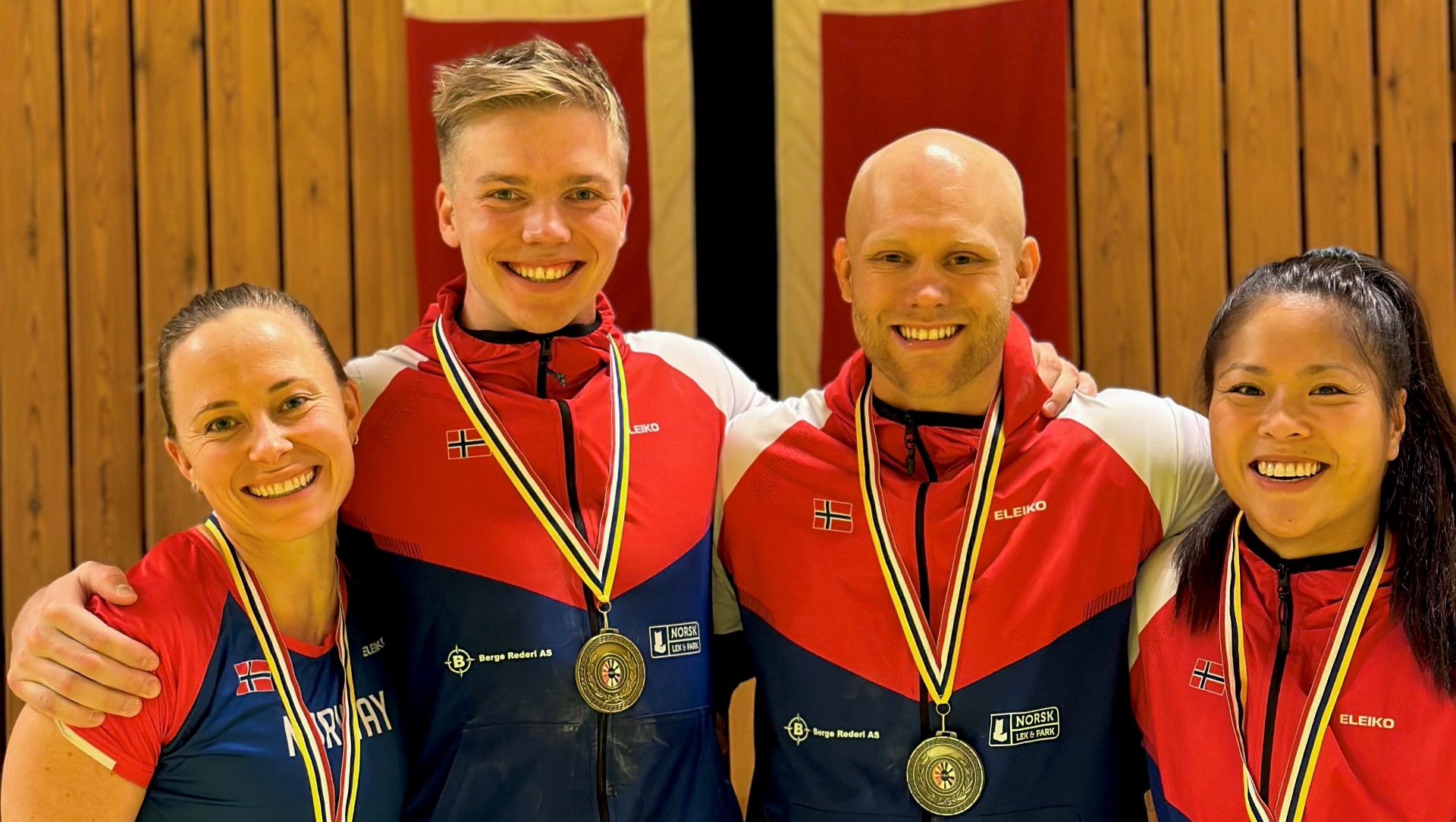 F.v.: Sol Anette Waaler, Adrian Henneli, Håkon E. Bekkevold og Rebekka Tao Jacobsen med medaljene fra nordisk. 